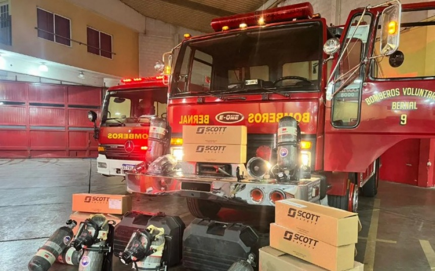 Los Bomberos de Bernal sumaron nuevos equipos de respiración autónoma gracias al apoyo de la comunidad