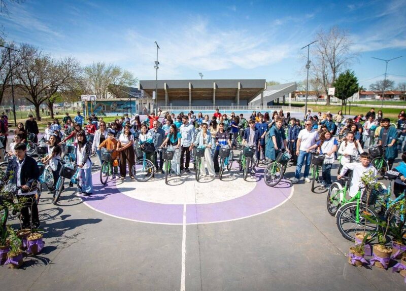 “Pedaleá la Provincia”: Mayra Mendoza entregó bicicletas a estudiantes quilmeños