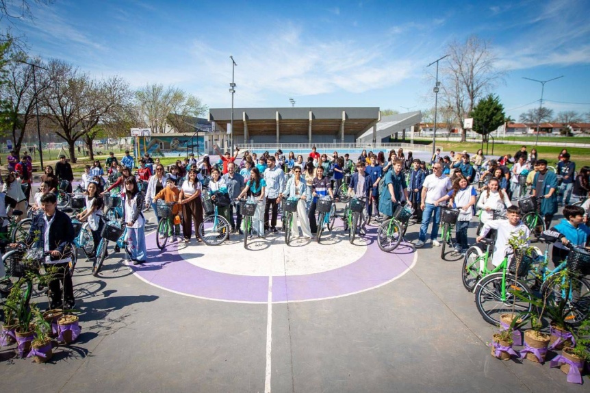 “Pedaleá la Provincia”: Mayra Mendoza entregó bicicletas a estudiantes quilmeños