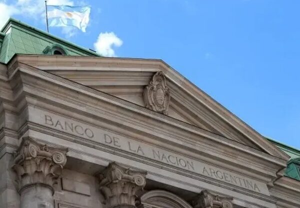 Procesaron a una empleada del Banco Nación por retirar casi $1 millón de cuentas de clientes