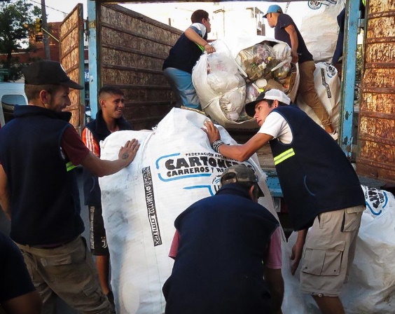Amparo colectivo: ordenaron a la Ciudad de Buenos Aires a restituir el transporte de cartoneros desde la Provincia