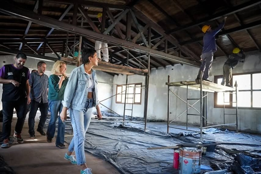 Mayra Mendoza recorrió las obras en el casco histórico del Museo del Transporte