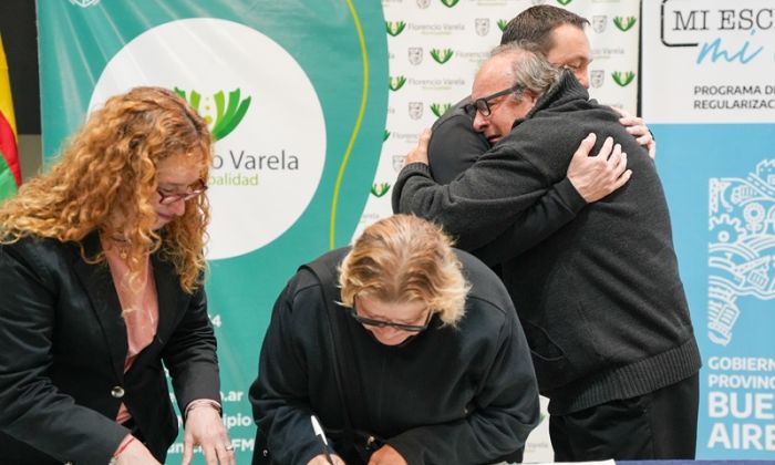 Andrés Watson firmó 50 escrituras de viviendas para vecinos de Florencio Varela