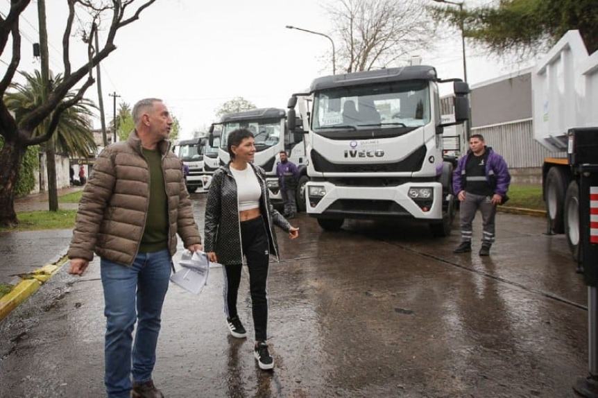 Mayra Mendoza presentó los nuevos camiones destinados al área de Ambiente y GIRSU