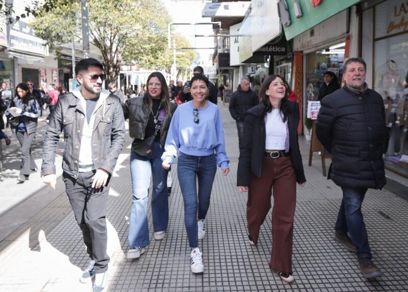Mayra Mendoza recorrió la peatonal Rivadavia junto a Ceci Soler y comerciantes locales