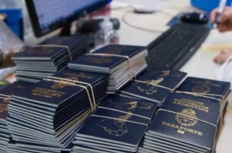 Detectaron fallas en la fabricación de miles de pasaportes argentinos y solicitaron su devolución