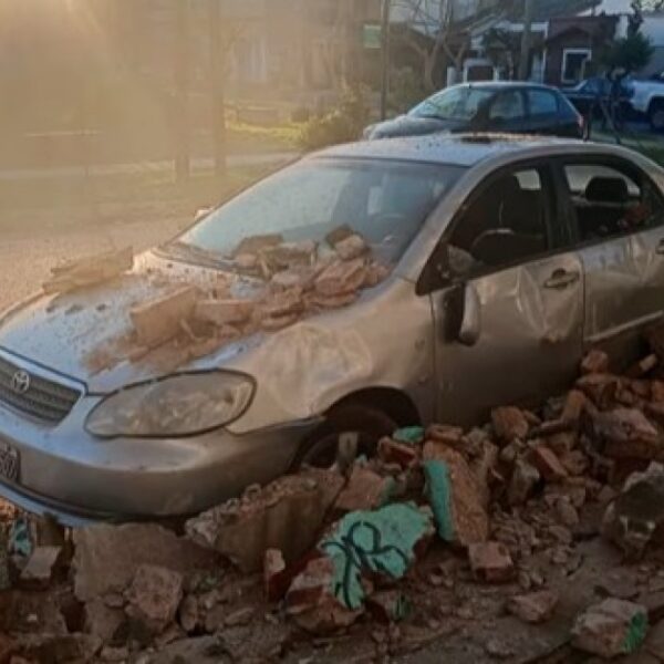 Se derrumbó un paredón de la terminal de la línea 22 y destruyó un auto