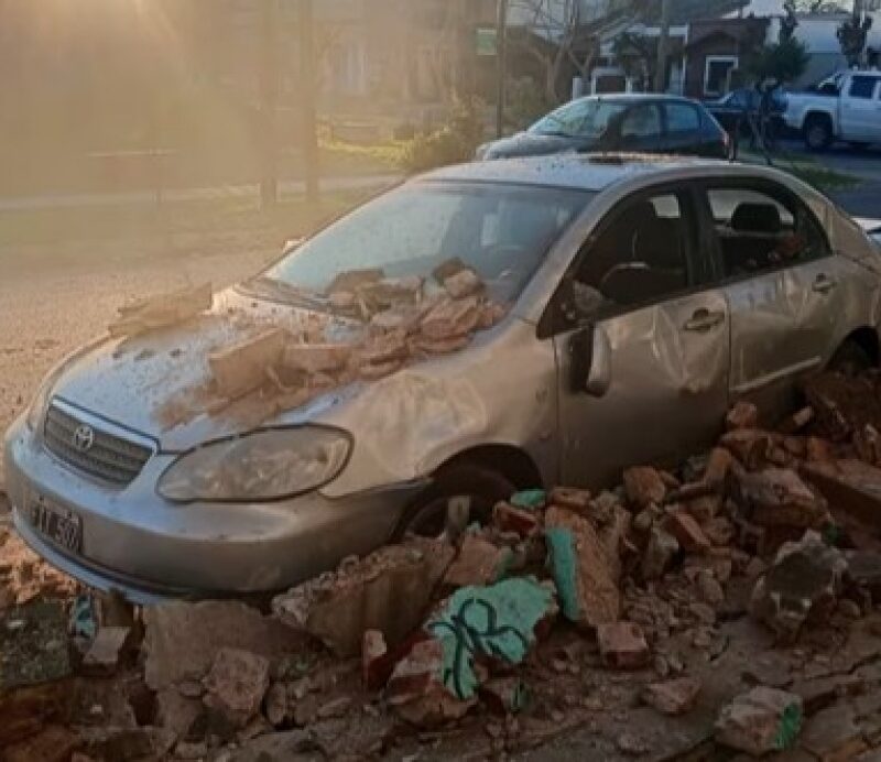 Se derrumbó un paredón de la terminal de la línea 22 y destruyó un auto