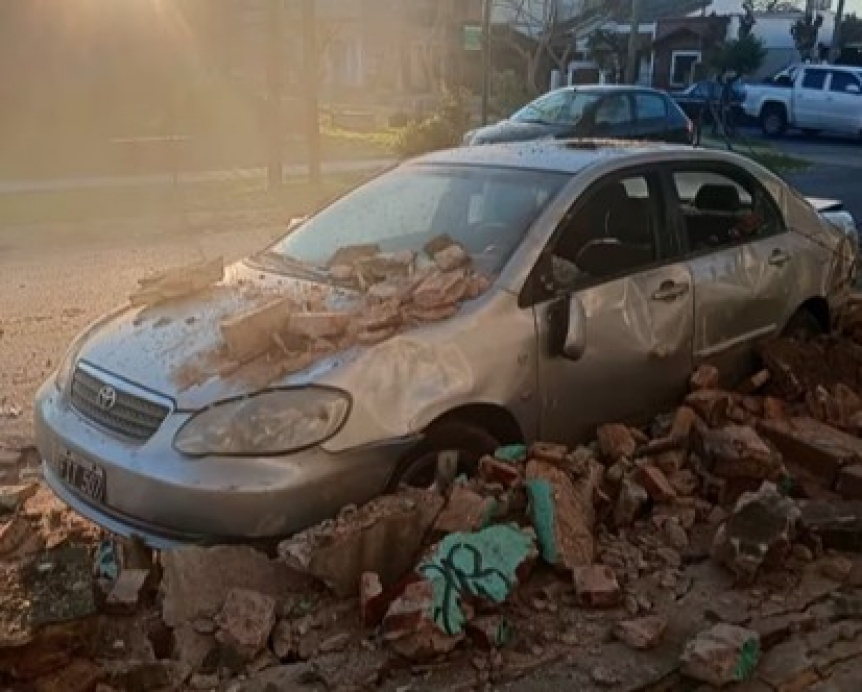 Se derrumbó un paredón de la terminal de la línea 22 y destruyó un auto