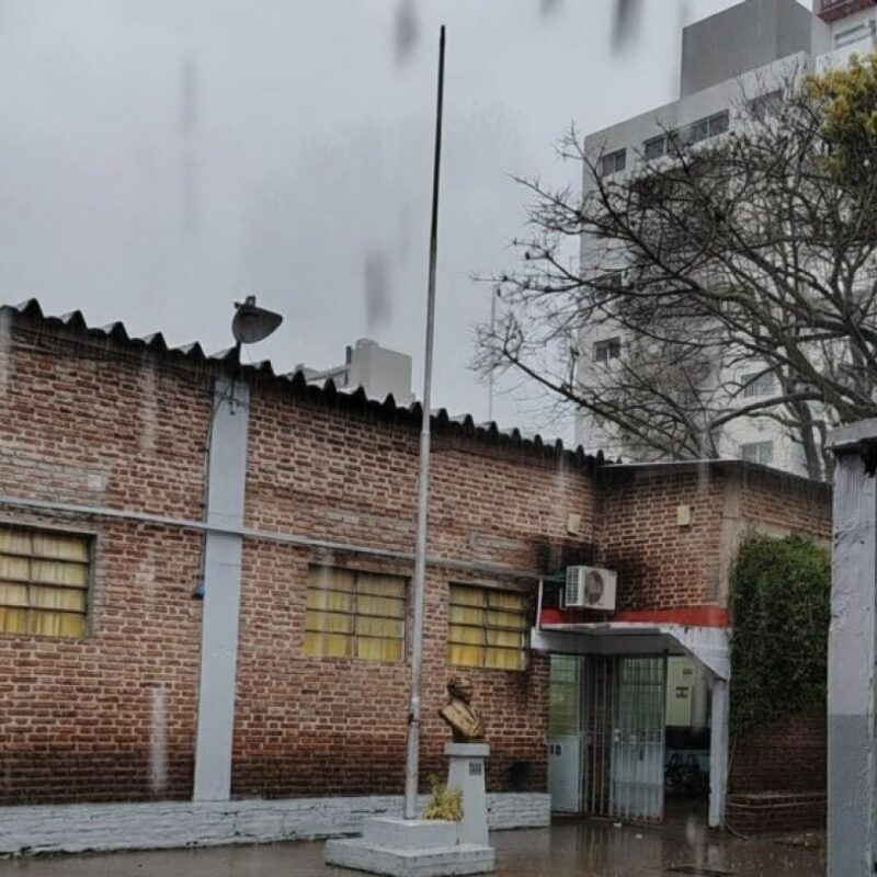 Un rayo cayó sobre un colegio en pleno centro de Quilmes y provocó daños