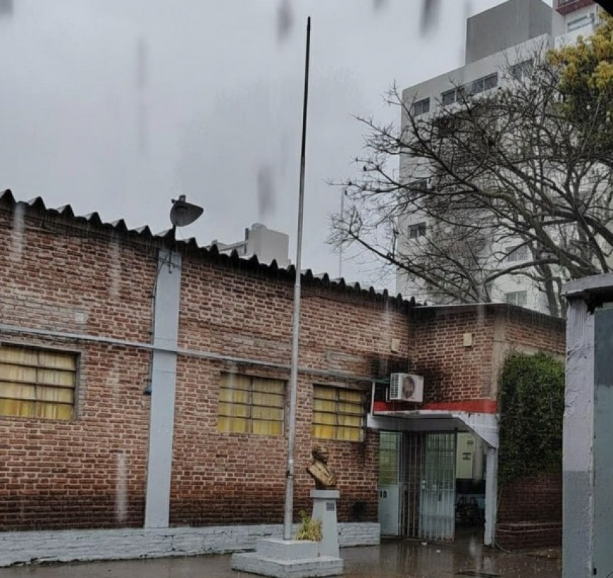 Un rayo cayó sobre un colegio en pleno centro de Quilmes y provocó daños