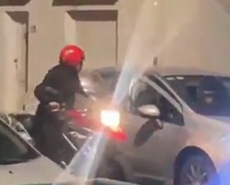 Motochorros robaron un auto a punta de pistola en Berazategui