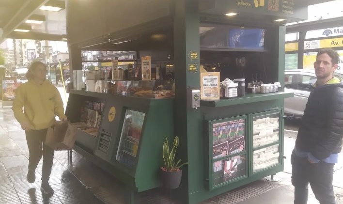 Crece la tendencia a reconvertir kioscos de diarios clásicos en minilibrerías de vereda con cafetería