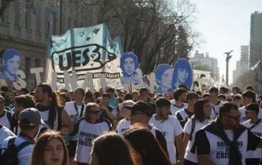 Rosa Bru marchó junto a los jóvenes por la Noche de los Lápices en La Plata