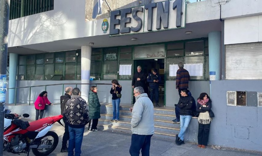 Salió corriendo para no ser presidente de mesa en La Plata, lo persiguió la policía y lo trajo de vuelta