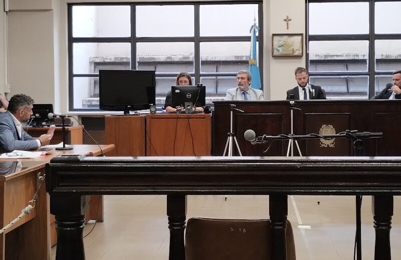 Les robaba amenazando con cuchillos a adolescentes de una pensión de jugadores de fútbol: condenado a 6 años y medio de prisión