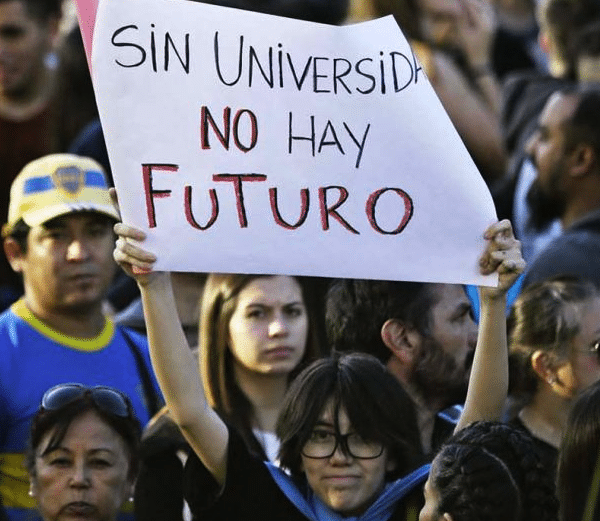 Convocatoria “es a favor de todos”: estudiantes y docentes marchan por la universidad pública y el Hospital Garrahan