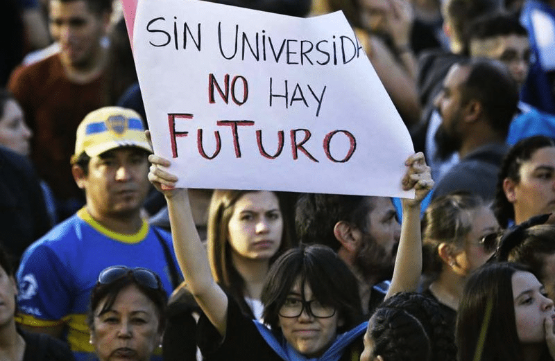 Convocatoria “es a favor de todos”: estudiantes y docentes marchan por la universidad pública y el Hospital Garrahan