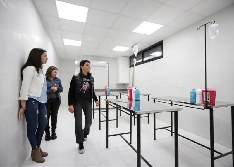 Mayra Mendoza supervisó la nueva veterinaria municipal en Don Bosco