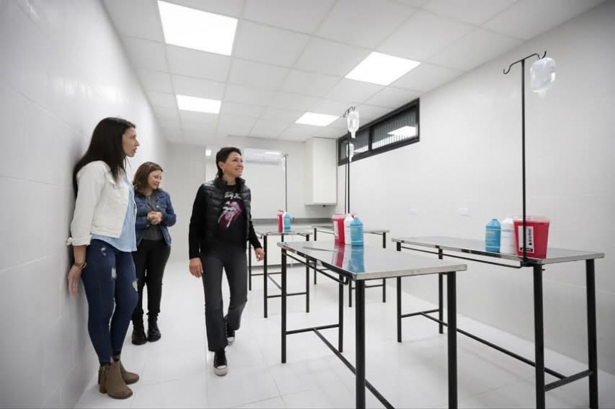 Mayra Mendoza supervisó la nueva veterinaria municipal en Don Bosco