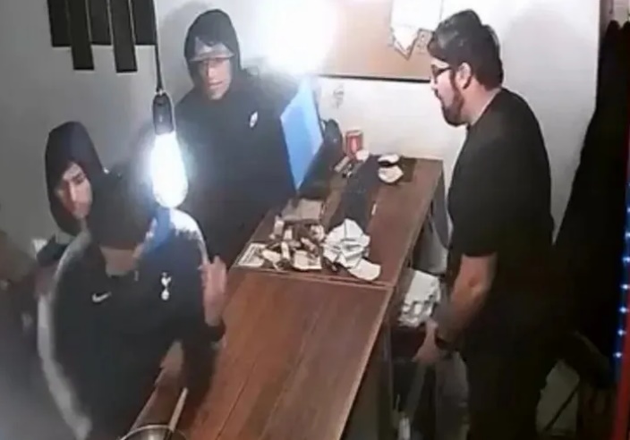 Asaltaron una rotisería en Bernal y robaron la recaudación: buscan intensamente a los delincuentes