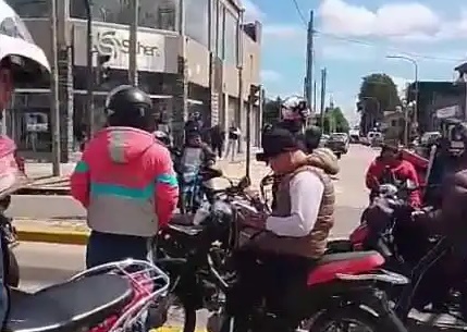 Repartidores de aplicaciones se movilizaron por el centro de Quilmes en reclamo de seguridad