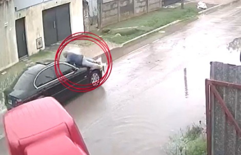 Discutieron por un choque en Berisso y uno arrastró al otro en el capot