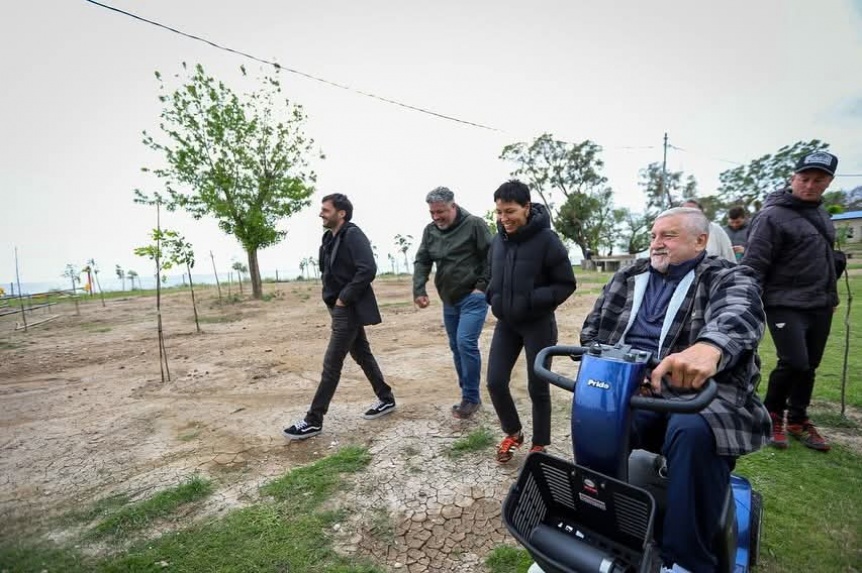 Mayra Mendoza recorrió la obra de la nueva pileta del Sindicato de Empleados de Comercio de Quilmes