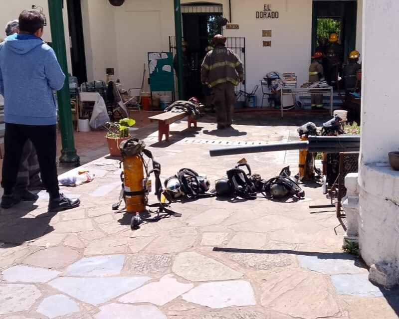 Incendio en la Escuela Agraria de Quilmes: tres dotaciones de bomberos trabajaron para controlar el fuego
