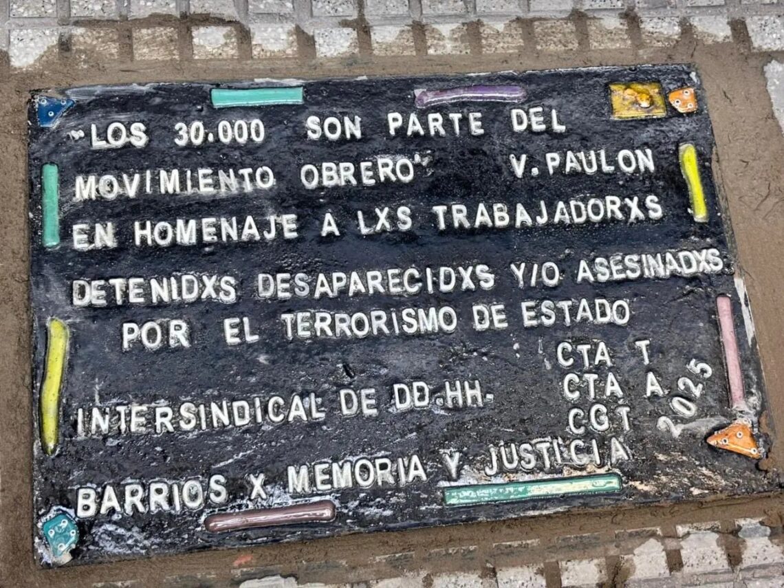 El Gobierno denunció a ATE por colocar una baldosa por la memoria en homenaje a trabajadores desaparecidos