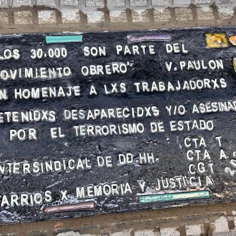 El Gobierno denunció a ATE por colocar una baldosa por la memoria en homenaje a trabajadores desaparecidos