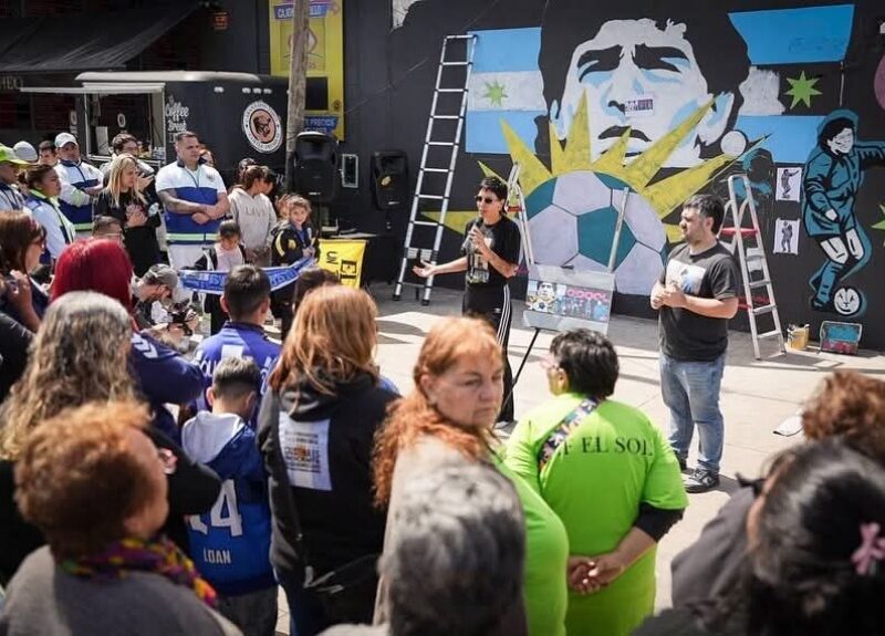 Mayra Mendoza y Tignanelli señalizaron con el nombre Diego Maradona a la ex avenida Monteverde