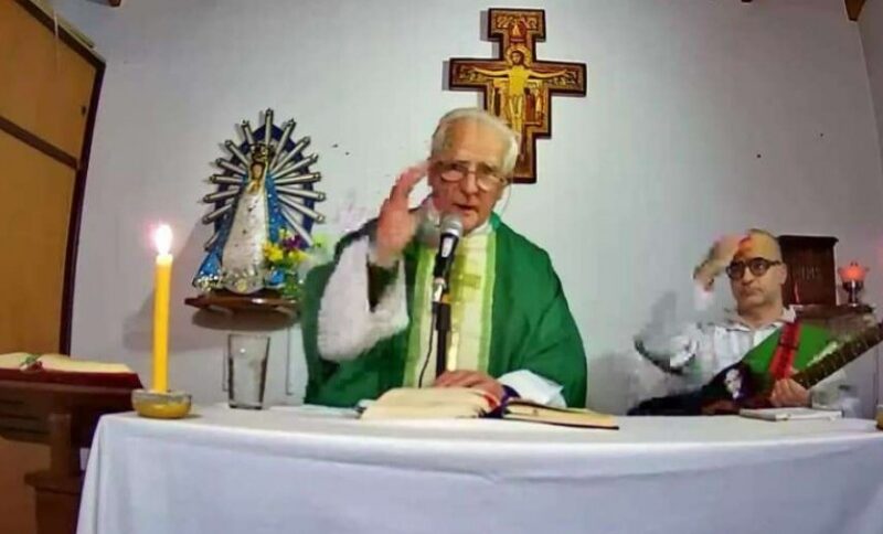 Homenaje al Padre Armando Dessy en la Feria del Libro de Florencio Varela