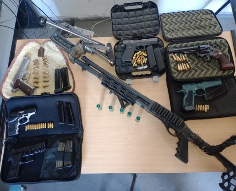 Berazategui: en un allanamiento secuestraron pistolas Glock, Beretta y más de 80 municiones