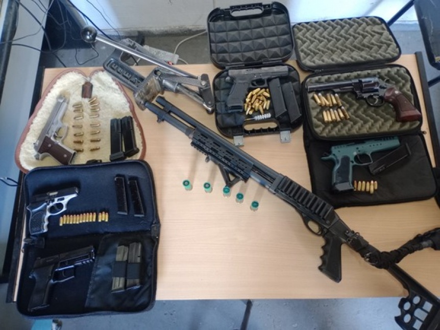 Berazategui: en un allanamiento secuestraron pistolas Glock, Beretta y más de 80 municiones