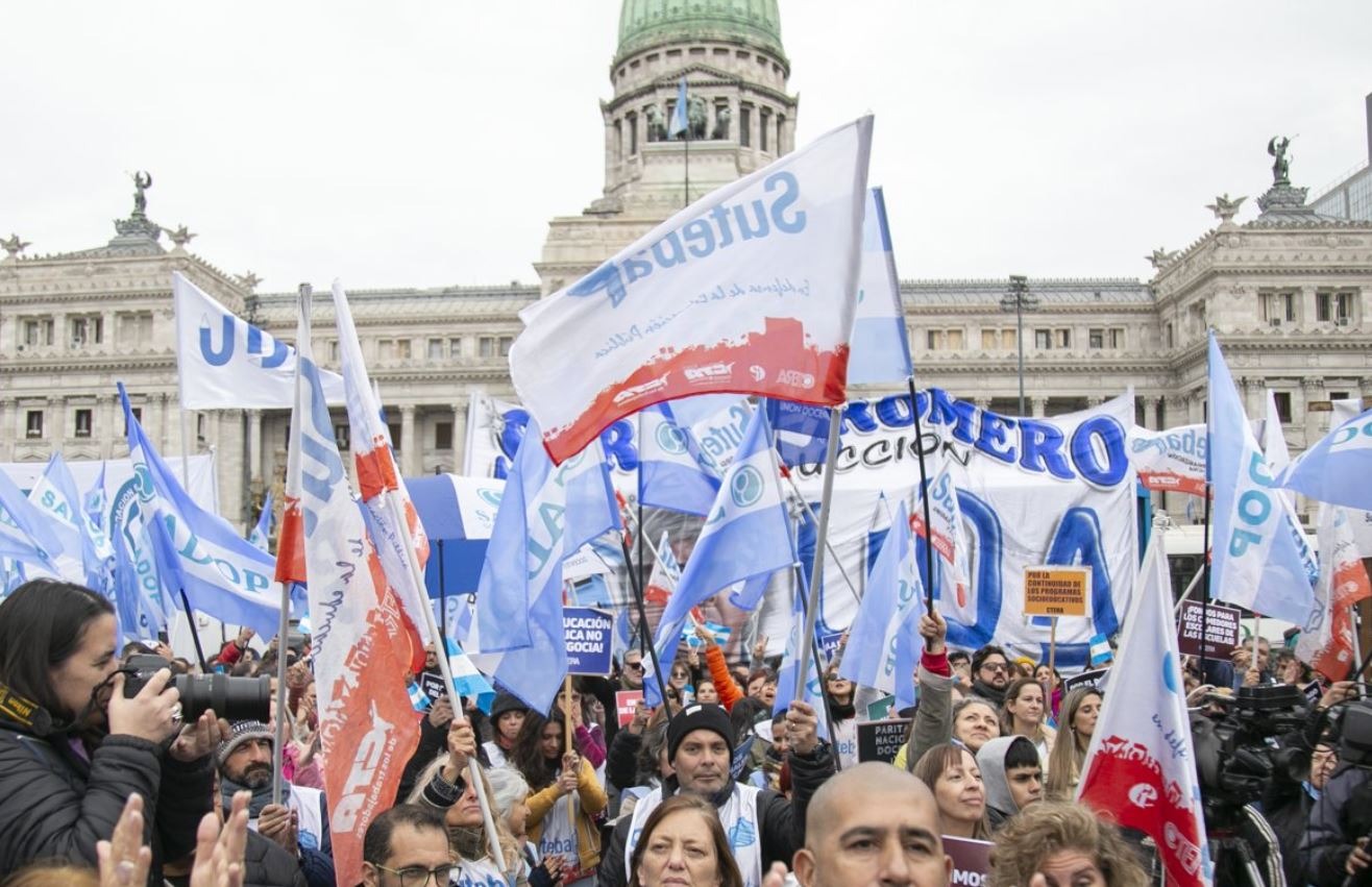 Gremios docentes realizan una jornada de protesta “frente al ajuste de Milei”