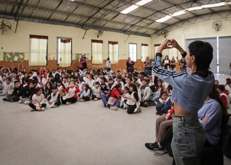Mayra Mendoza recorrió la nueva ludoteca de la Escuela Primaria N° 81