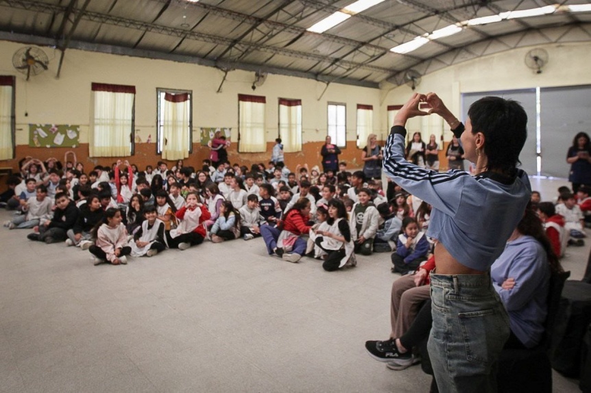 Mayra Mendoza recorrió la nueva ludoteca de la Escuela Primaria N° 81