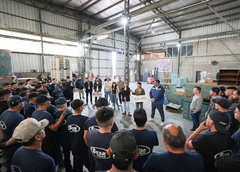 Mayra Mendoza recorrió una empresa quilmeña y se reunió con gremios