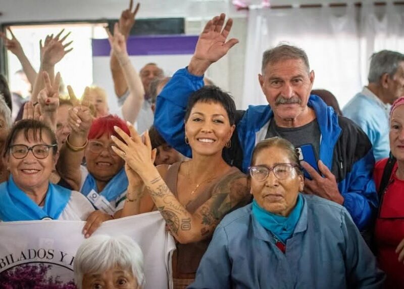 Mayra Mendoza se reunió con personas mayores en el centro de jubilados “Santa María”