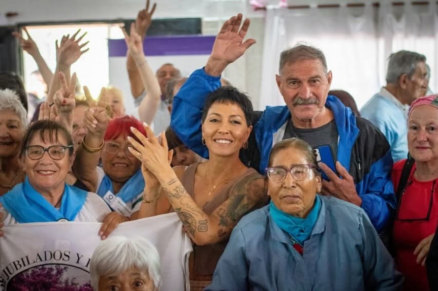 Mayra Mendoza se reunió con personas mayores en el centro de jubilados “Santa María”