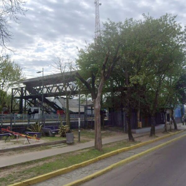 Un joven fue hospitalizado en estado crítico tras tocar cables de alta tensión del tren Roca en Ezpeleta