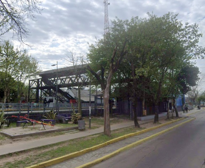 Un joven fue hospitalizado en estado crítico tras tocar cables de alta tensión del tren Roca en Ezpeleta