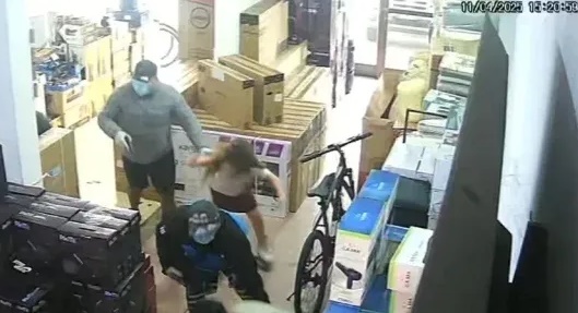 Violento asalto en un local de electrodomésticos de Solano: le apuntaron a una nena