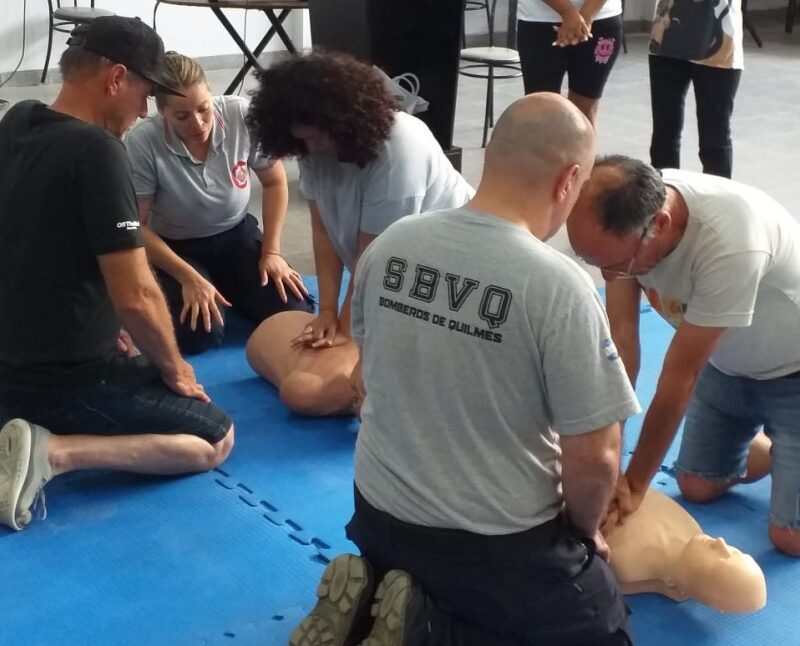 Vecinos participaron de una jornada de capacitación en RCP organizada por el Rotary Club y los Bomberos