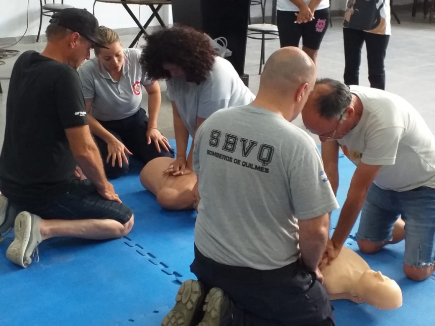 Vecinos participaron de una jornada de capacitación en RCP organizada por el Rotary Club y los Bomberos