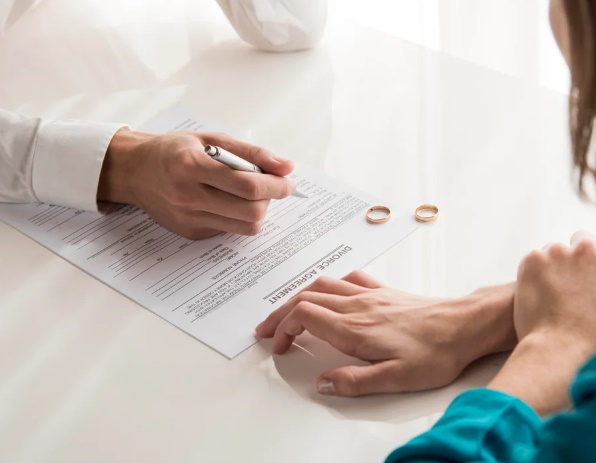 Un fallo condenó a un ejecutivo a pagarle a su ex por los postgrados y viajes que no pudo hacer