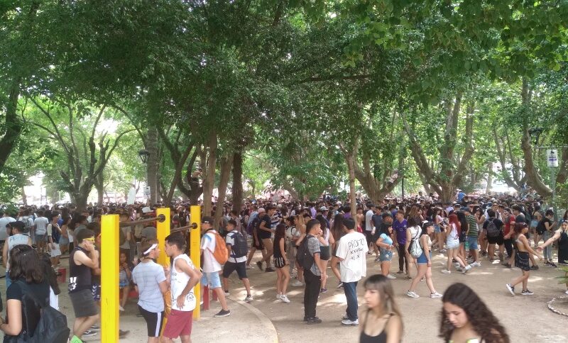 Quilmes: cientos de estudiantes secundarios fueron los protagonistas de la “Caravana” en la Plaza de Conesa