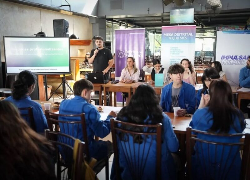 Encuentro del Municipio de Quilmes con estudiantes que realizaron prácticas profesionalizantes durante 2025