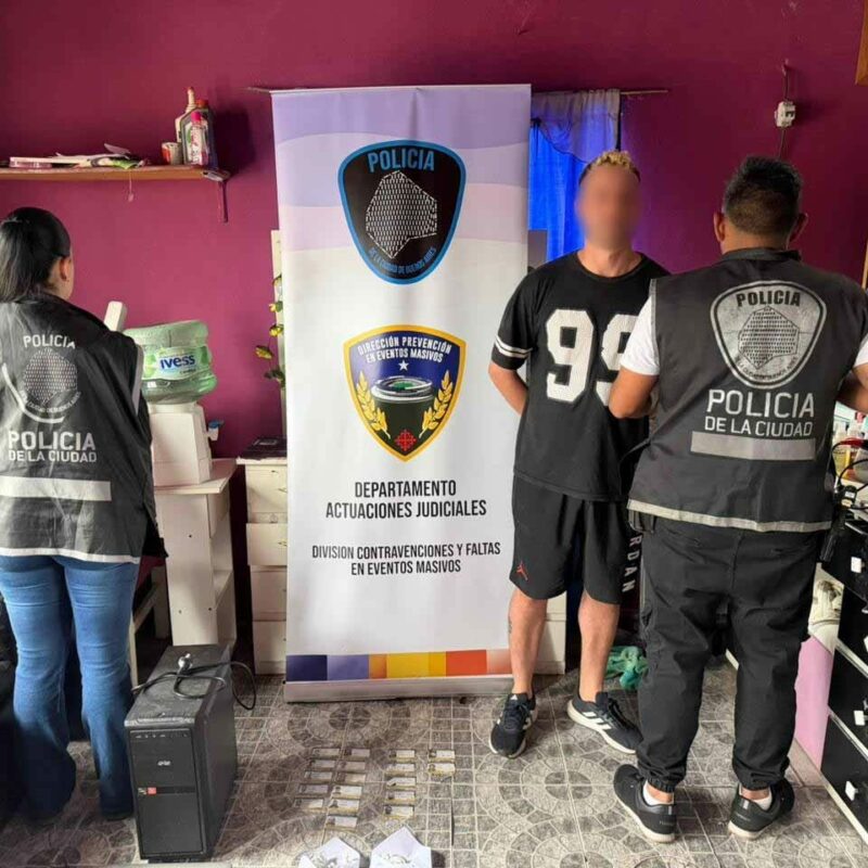 Entradas truchas para ver a Boca: La Policía de la Ciudad detuvo a un hombre en Florencio Varela con 18 carnets